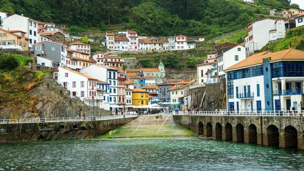 Colourful hillside village at the Costa Verde, in Northern Spain - Photo by Ramón Perucho / Pixabay