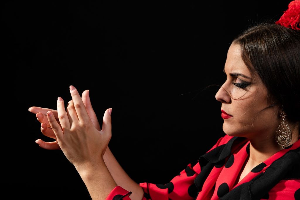 Danseuse de flamenco concentrée tapant des palmas