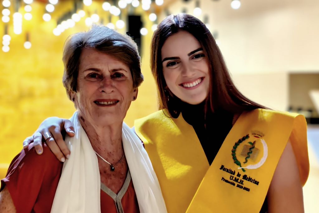 ⚕️ Orgullo y reivindicación: una abuela en la graduación de Medicina de su nieta