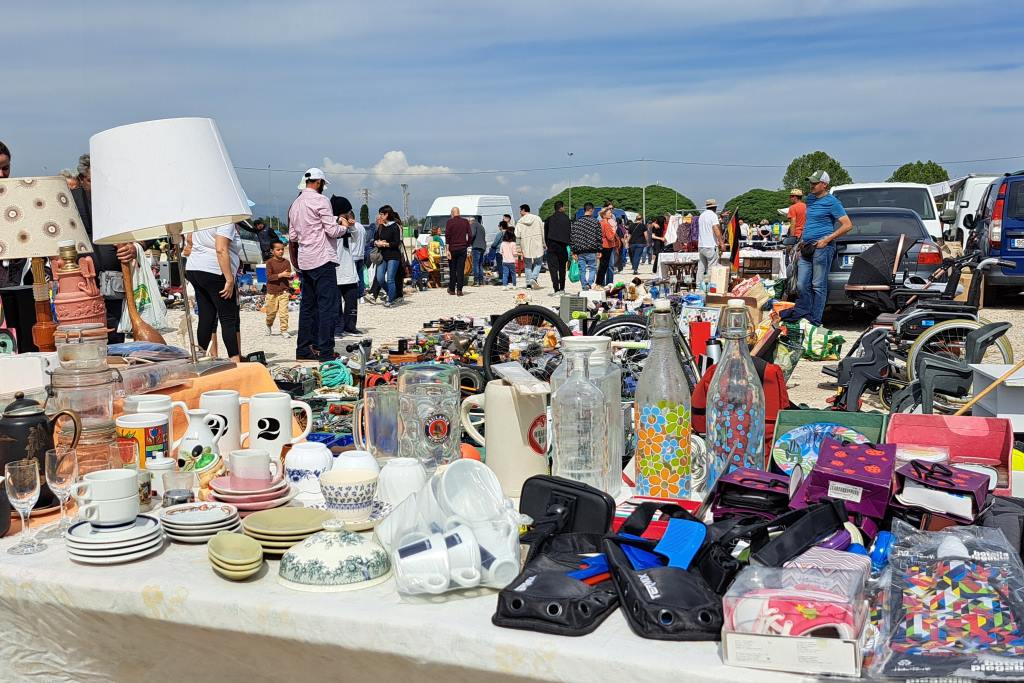 Outdoor flea market in El Verger with vintage items, second-hand goods, decor, and local shoppers